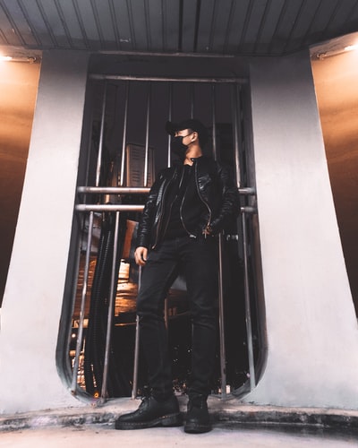 男人的黑水手领衬衫和黑色皮夹克
